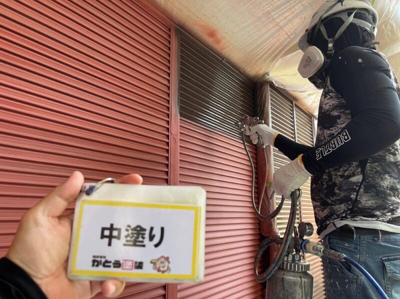 中塗りも下塗り同様に均一に塗装していきます。<br />