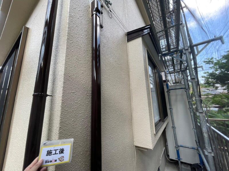 雨樋はメリハリが出るよう、濃い色で施工しました。