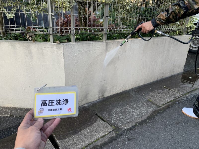 塀の高圧洗浄の様子です。天板部分が特に傷んでいましたが、丁寧に洗浄を行います。