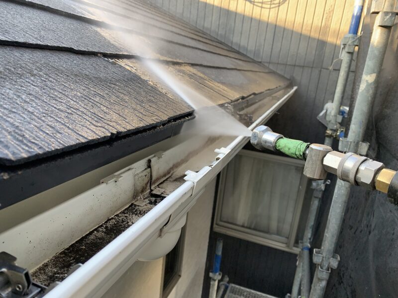 屋根の軒先の小口も綺麗に洗浄します。