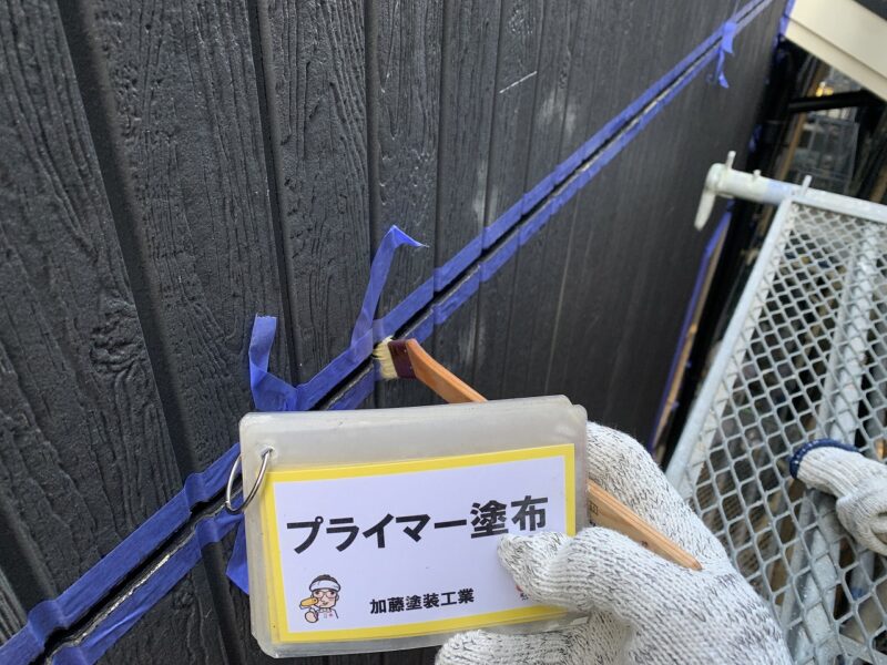 シーリングの密着を良くするためプライマーを隅々まで塗布します。