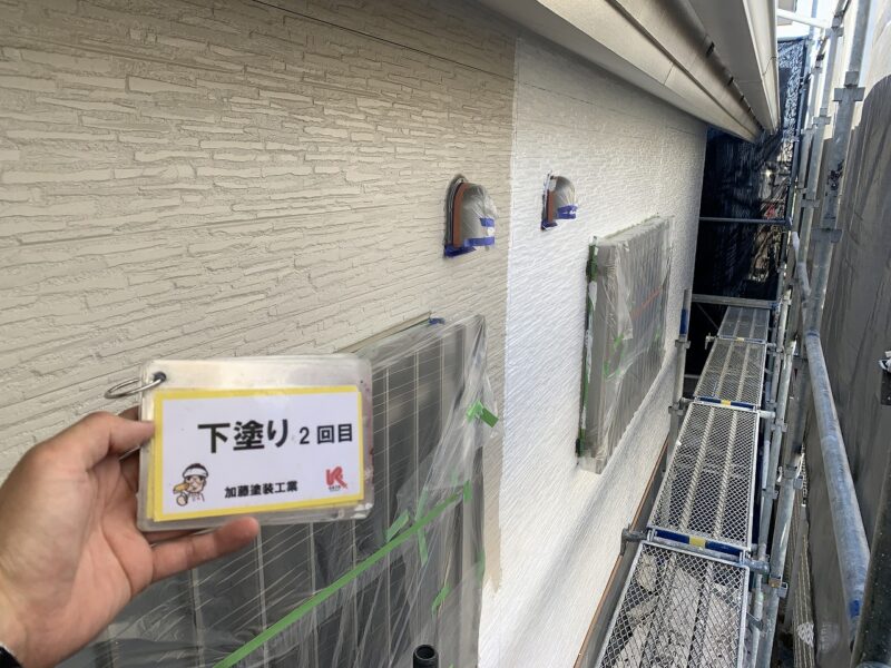 下塗り2回目です。性能のことなる材料を使用して外壁の耐久性をアップさせます。