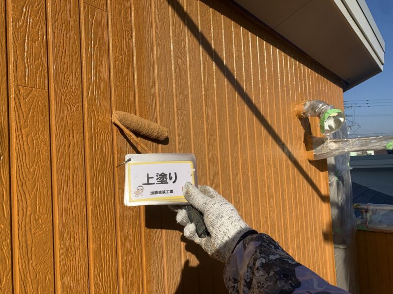 外壁上塗りの様子です。