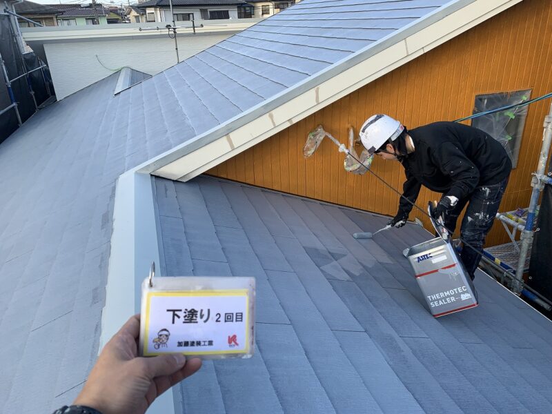屋根下塗り2回目の様子です。<br />素材と塗料の密着性を良くするための大切な工程です。