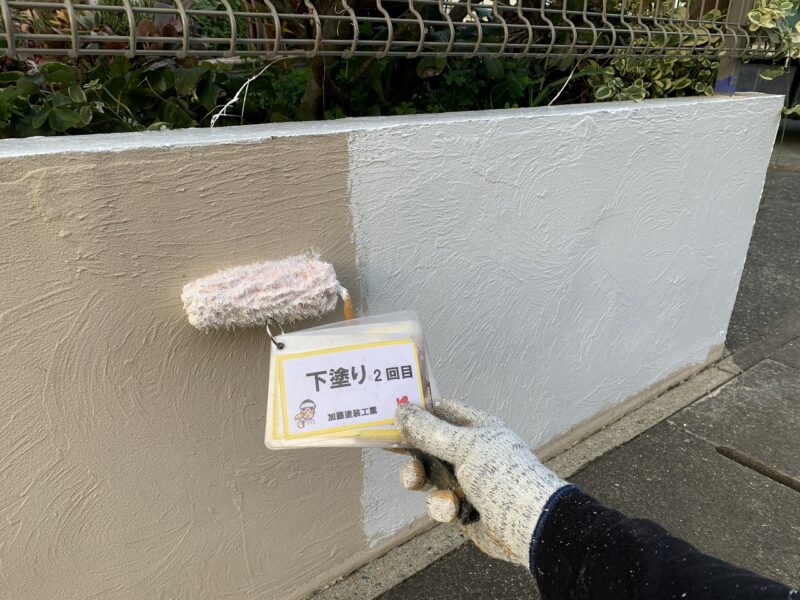 下地と上塗り材の密着性を高めるため、２回目の下塗りです。