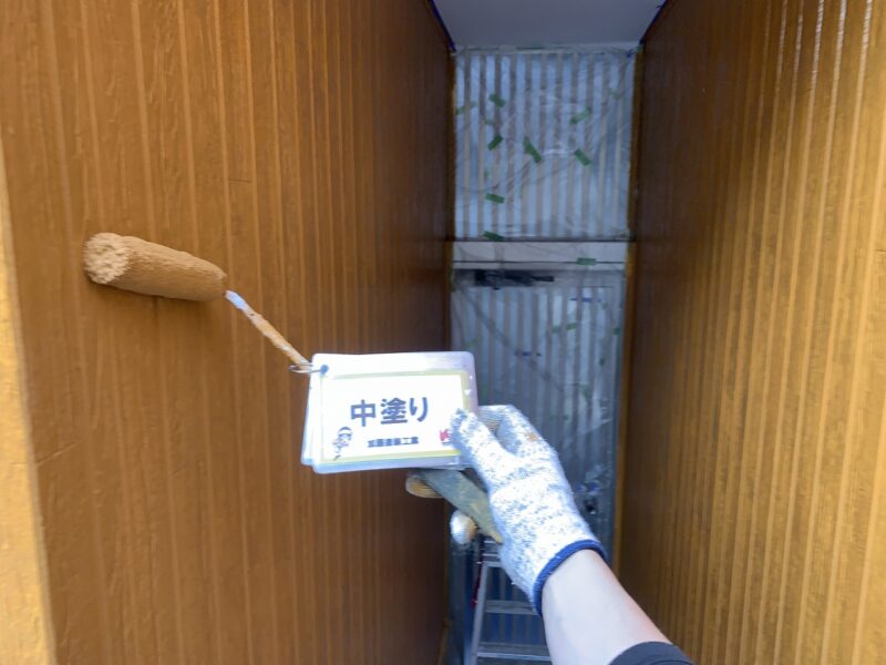 外壁中塗りの様子です。