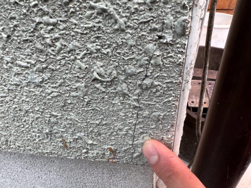 外壁にクラックがありました。 出来たクラックから水の侵入を許し、そこに藻が生えたり、周りを劣化させます。