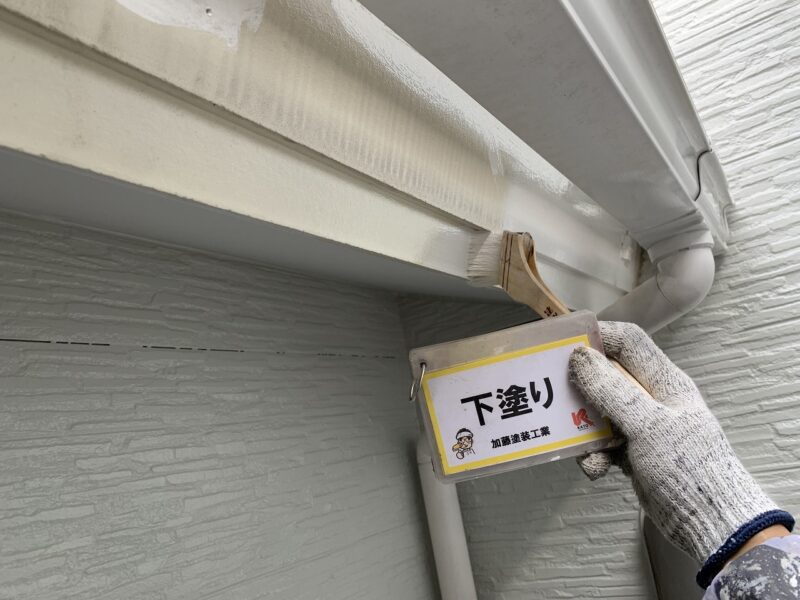 はけと、ローラーと使い分けながら施工します。