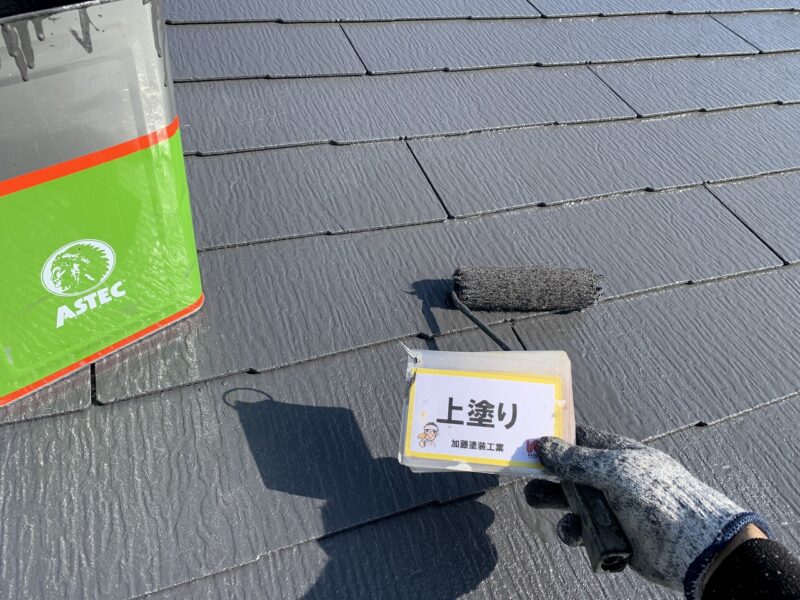 優れた耐候性の塗料で、屋根の色彩・光沢を長期間美しく保持します。