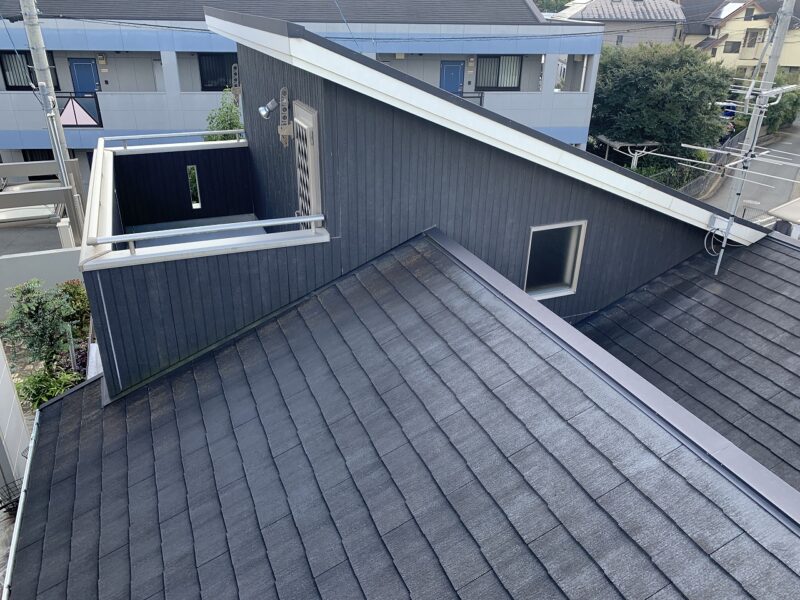 施工前の屋根のお写真です。築１４年で初めての塗替え工事になります。