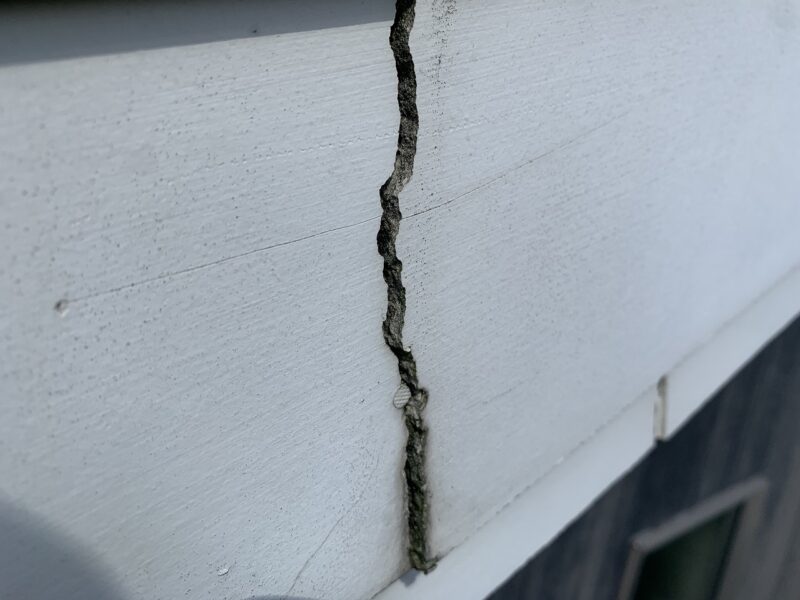 破風板に大きなひび割れがあります。