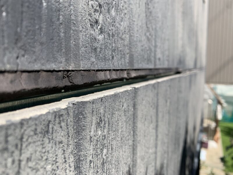 目地が横になっている場合、雨水が内部に入水したら水の逃げ場がないので内部が腐っていきます。