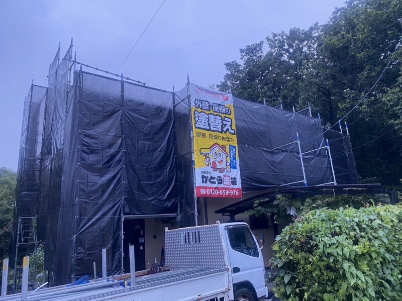 足場を組み立てました。黒いメッシュシートは防犯性にも優れています。