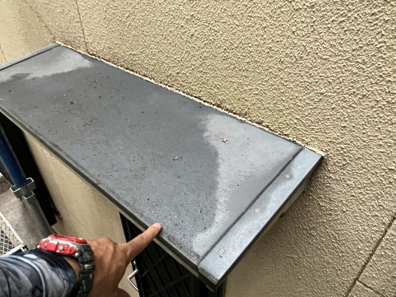 施工前のひさしのお写真です。褪色が見られます。