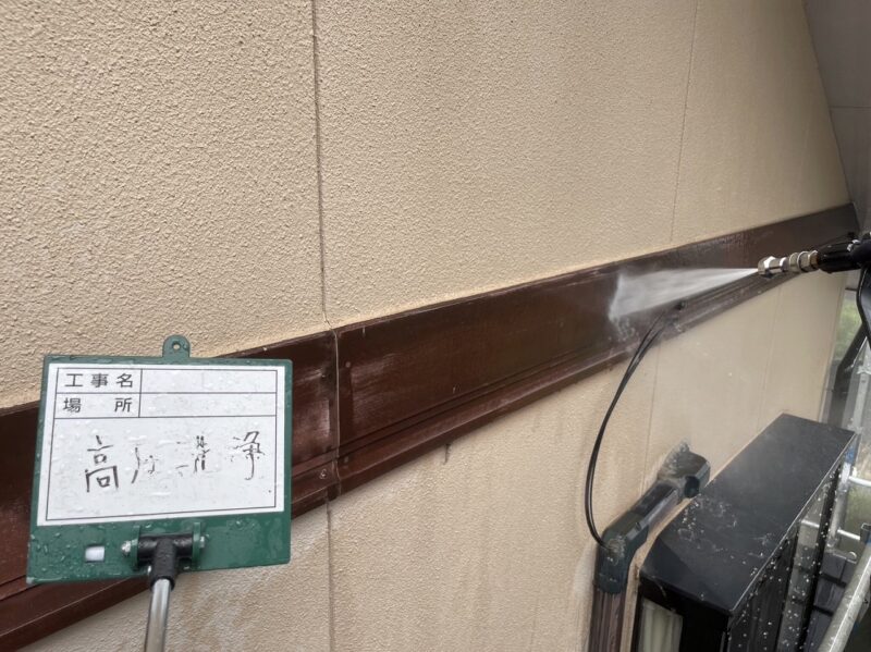 幕板の高圧洗浄の様子です。