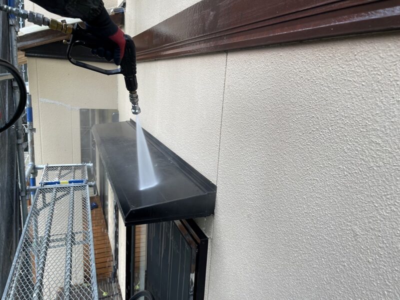 ひさしの高圧洗浄の様子です。