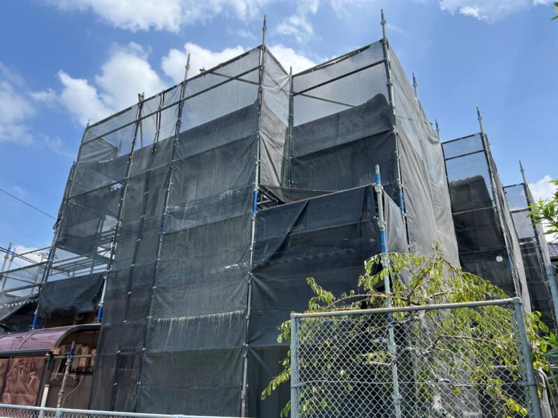 足場を組み立てました。黒いメッシュシートは防犯性にも優れています。