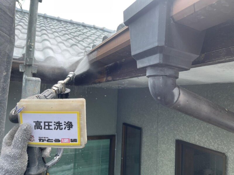 破風、鼻隠しの高圧洗浄の様子です。汚れて黒くなっていたので丁寧に洗浄を行いました。