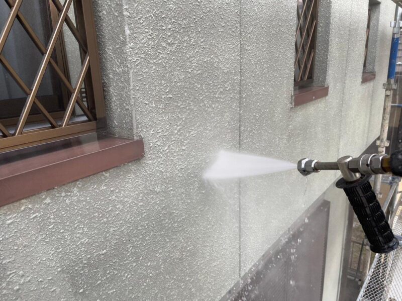 外壁の高圧洗浄の様子です。目地の中までしっかりと洗っていきます。