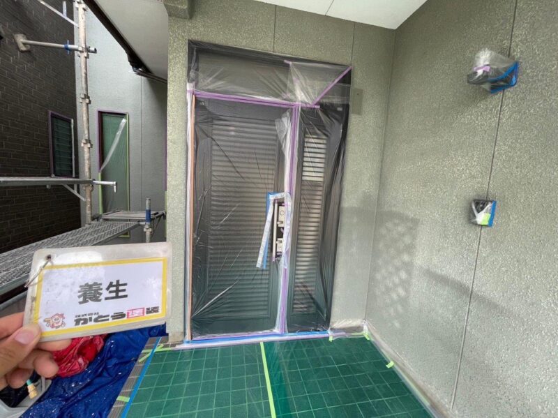 飛散防止のため隅々まで隙間なく養生してきます。