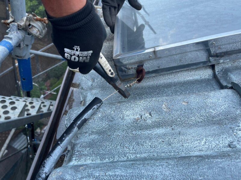 固定してある金具や針金を取ります。