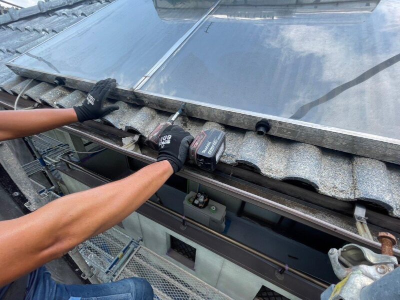 架台にパネルが乗せてあるので、ネジを緩めて外していきます。