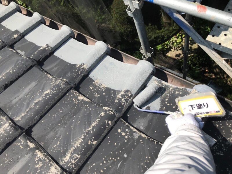 軒瓦の下塗りの様子です。吹付で入らない箇所や軒先はハケやローラーで塗装しておきます。