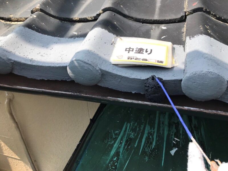 中塗りの際も、細部まで塗装してから全体を塗装していきます。