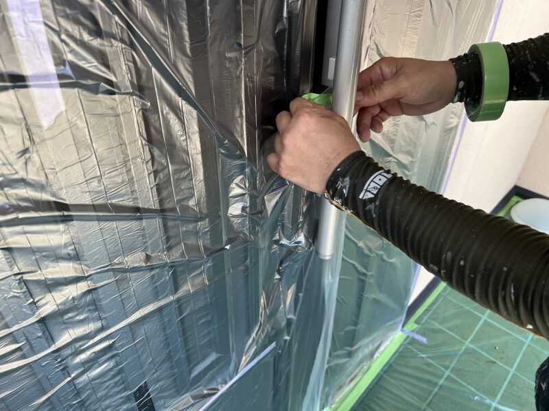 飛散防止のため隅々まで隙間なく養生してきます。