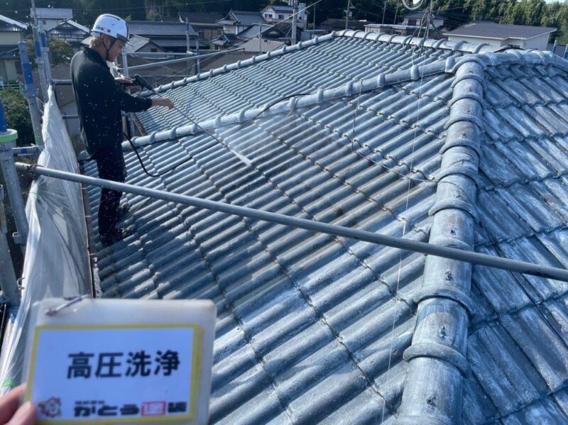 屋根の高圧洗浄の様子です。付着している苔や汚れを丁寧に洗い流していきます。