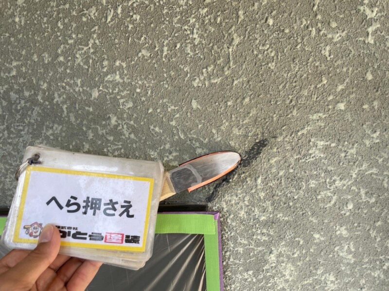 下地調整の様子です。シーリング材充填後にヘラ押さえして密着性高めます。