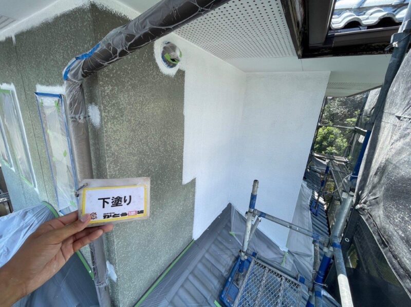 外壁の下塗りの様子です。粘度を高くし、しっかりと塗料をのせていきます。