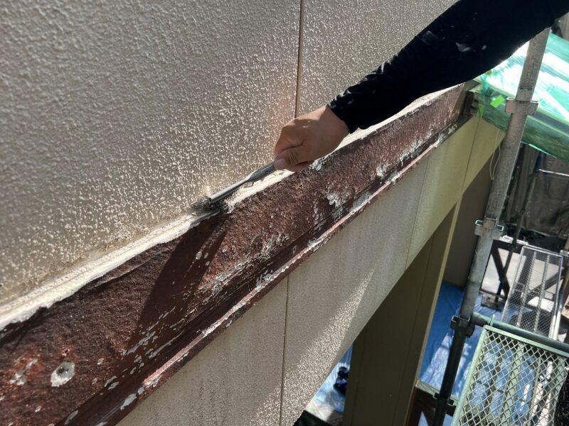 汚れや古い塗装をワイヤブラシやサンドペーパーを使って落とします。