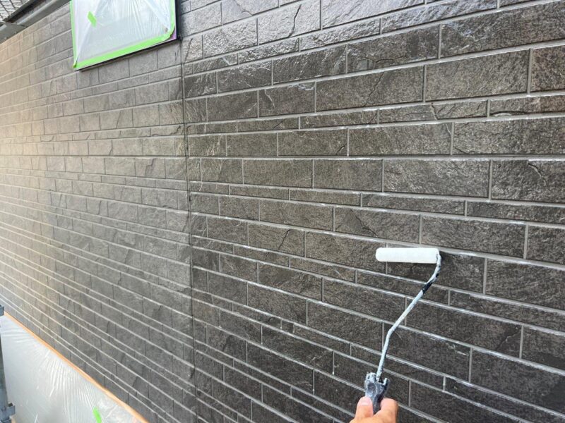 外壁の塗り替え仕様が『WB多彩仕上げ工法』という特殊な工法でシミュレーションが困難なため、現地にて実際に見本を塗布しました。<br />下塗りの様子です。