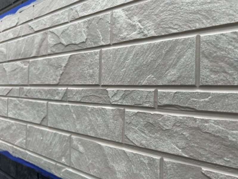 中塗りB色を塗布した状態です。サイディングボードの柄にもよって仕上がりの印象が大きく変わる塗料なので実際の柄で判断していただいております。