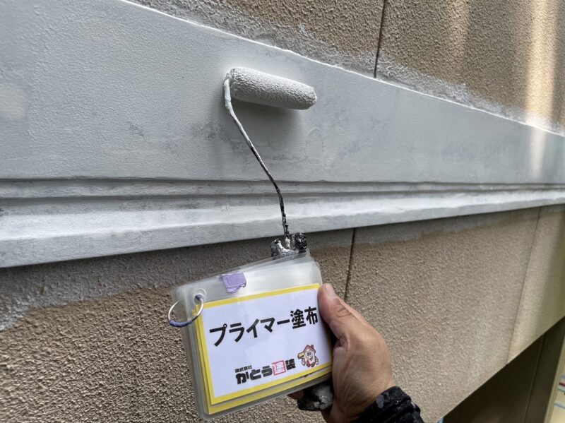 パテをしたので吸込みムラにならないようにプライマーを塗布して下地調整をしました。