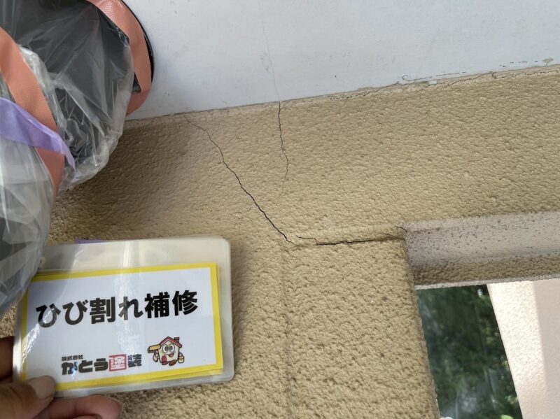塗装の前にひび割れ箇所も全て補修していきます。