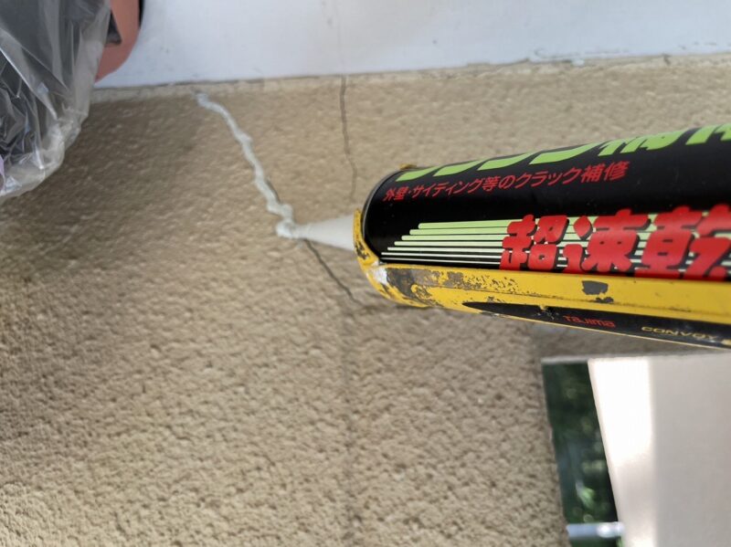 クラック用装填材をヒビへ刷り込んでキチンと埋めてから塗装となります。