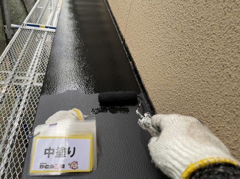 ひさしの塗装の様子です。