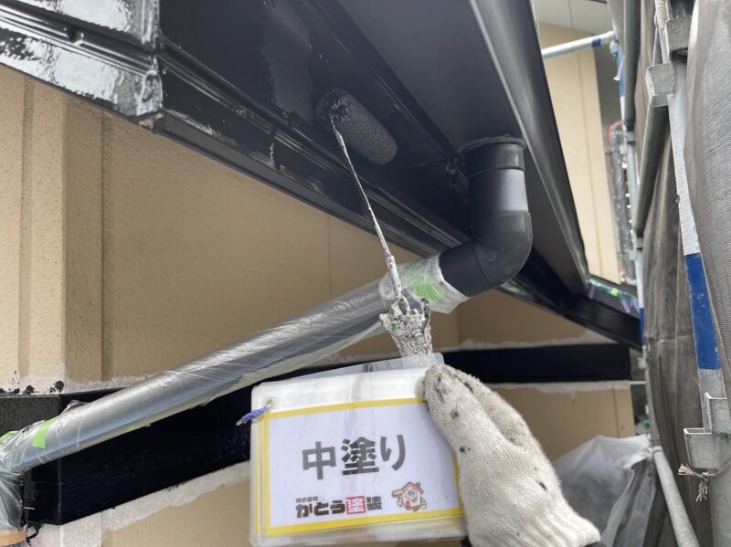 雨どいの中塗りの様子です。