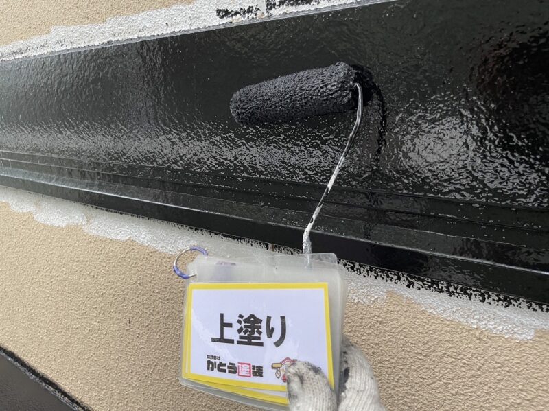 幕板の上塗りの様子です。