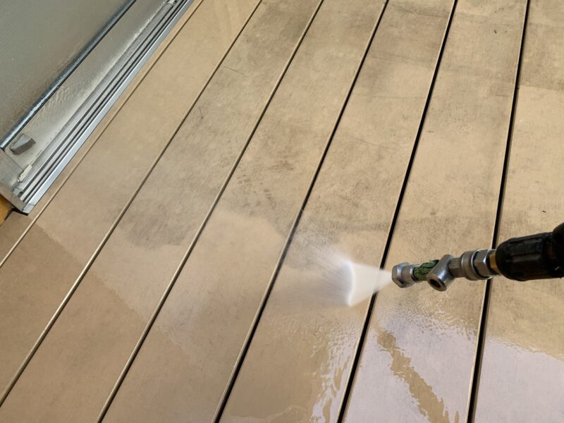 ウッドデッキの高圧洗浄の様子です。