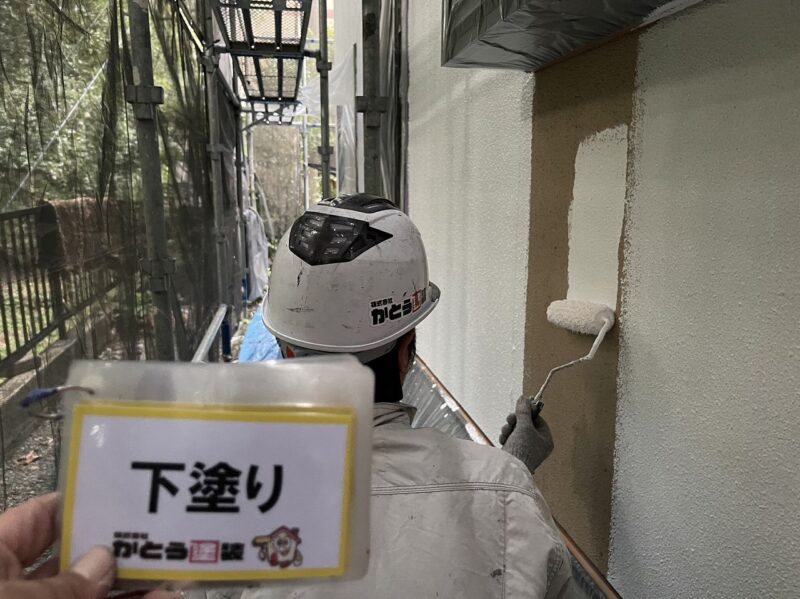 外壁の下塗りの様子です。粘度を高くし、しっかりと塗料をのせていきます。