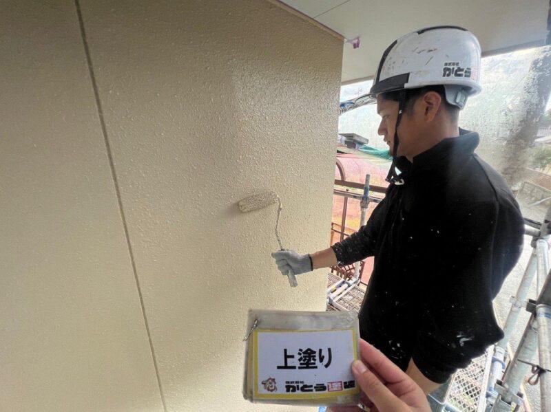 外壁の上塗りの様子です。