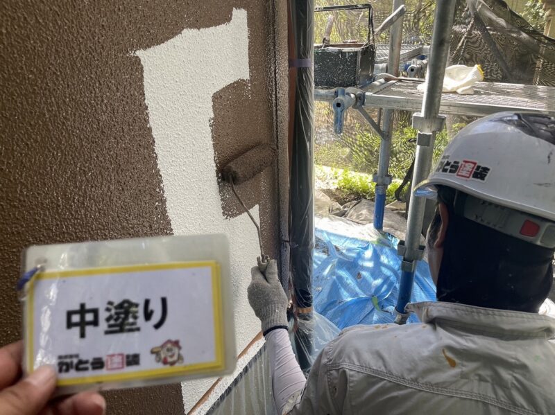外壁中塗りの様子です。