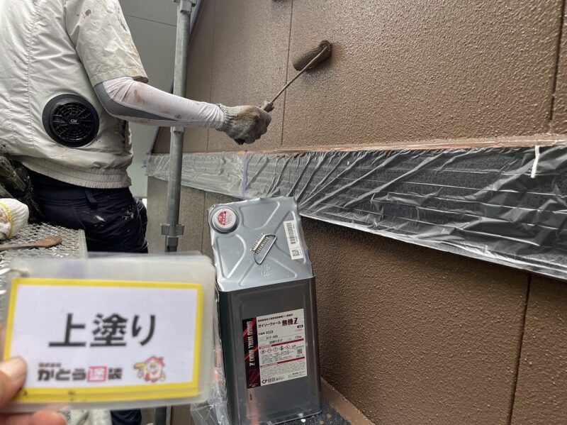 外壁上塗りの様子です。超高耐久のガイソー無機Zを使用しています。