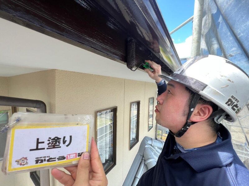 破風の上塗りの様子です。