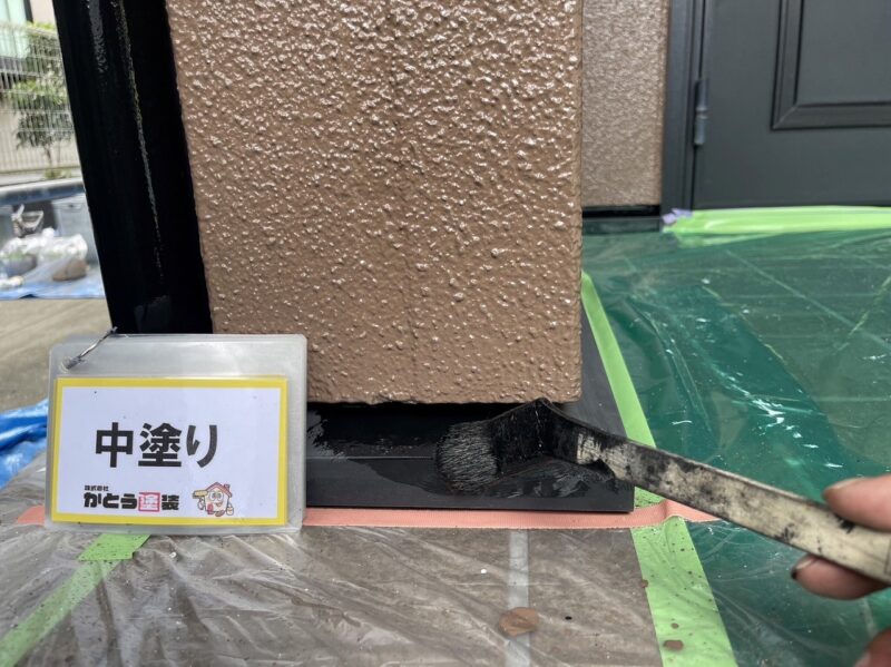 土台水切りの中塗りの様子です。