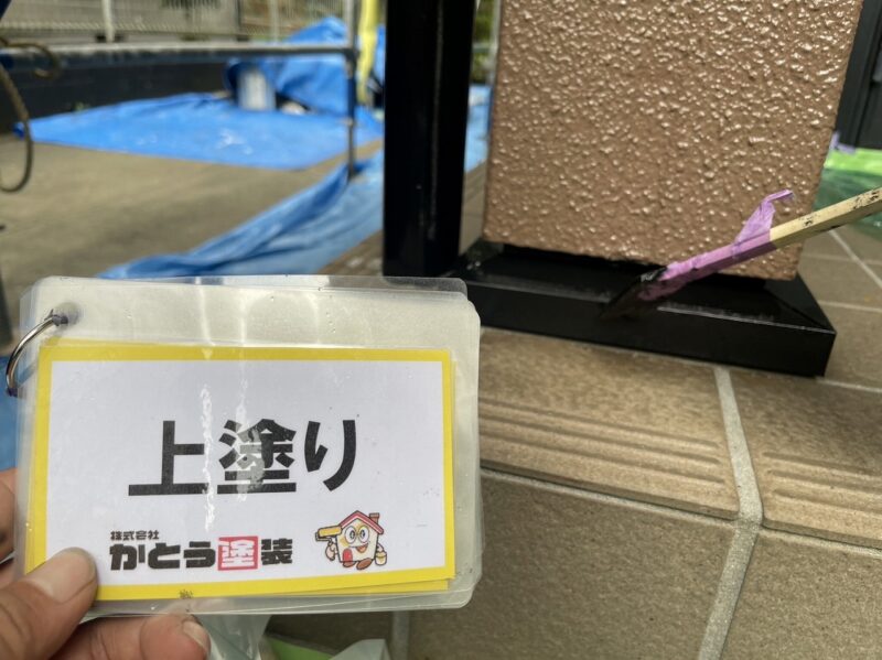 土台水切りの上塗りの様子です。