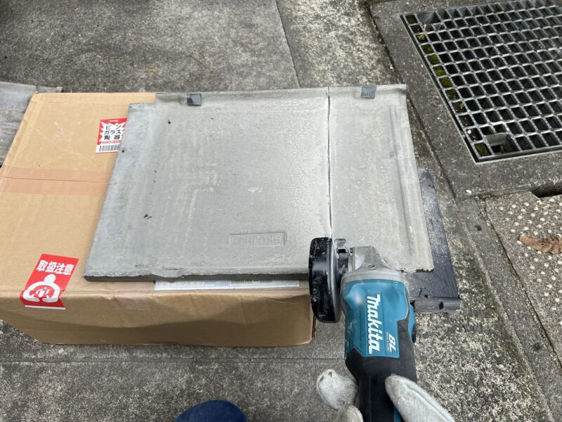 破損個所に合わせて瓦をカットしていきます。